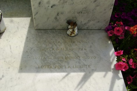 Sepolcro di Del Giudice, con monumento in marmo e fiori colorati. Un tributo alla memoria e alla libertà.