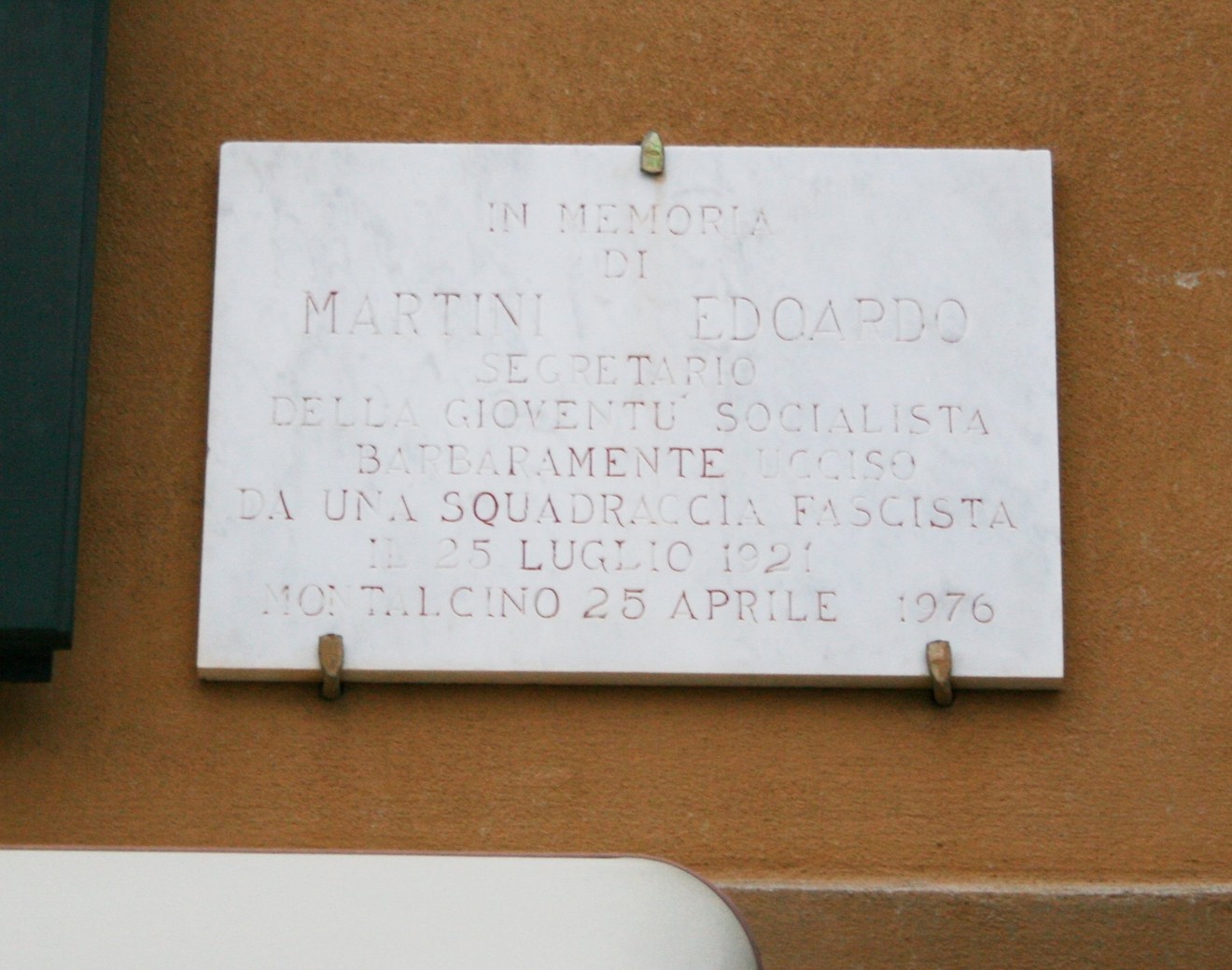 Lapide commemorativa di Edgardo Martini, segretario della gioventù socialista, ucciso nel 1921.