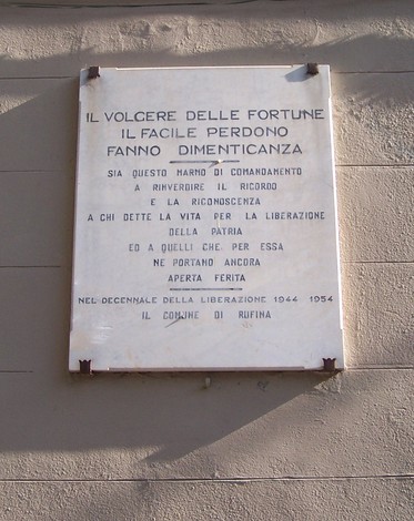Lapide commemorativa per il decennale della liberazione, dedicata alla memoria dei caduti e al riconoscimento della patria.