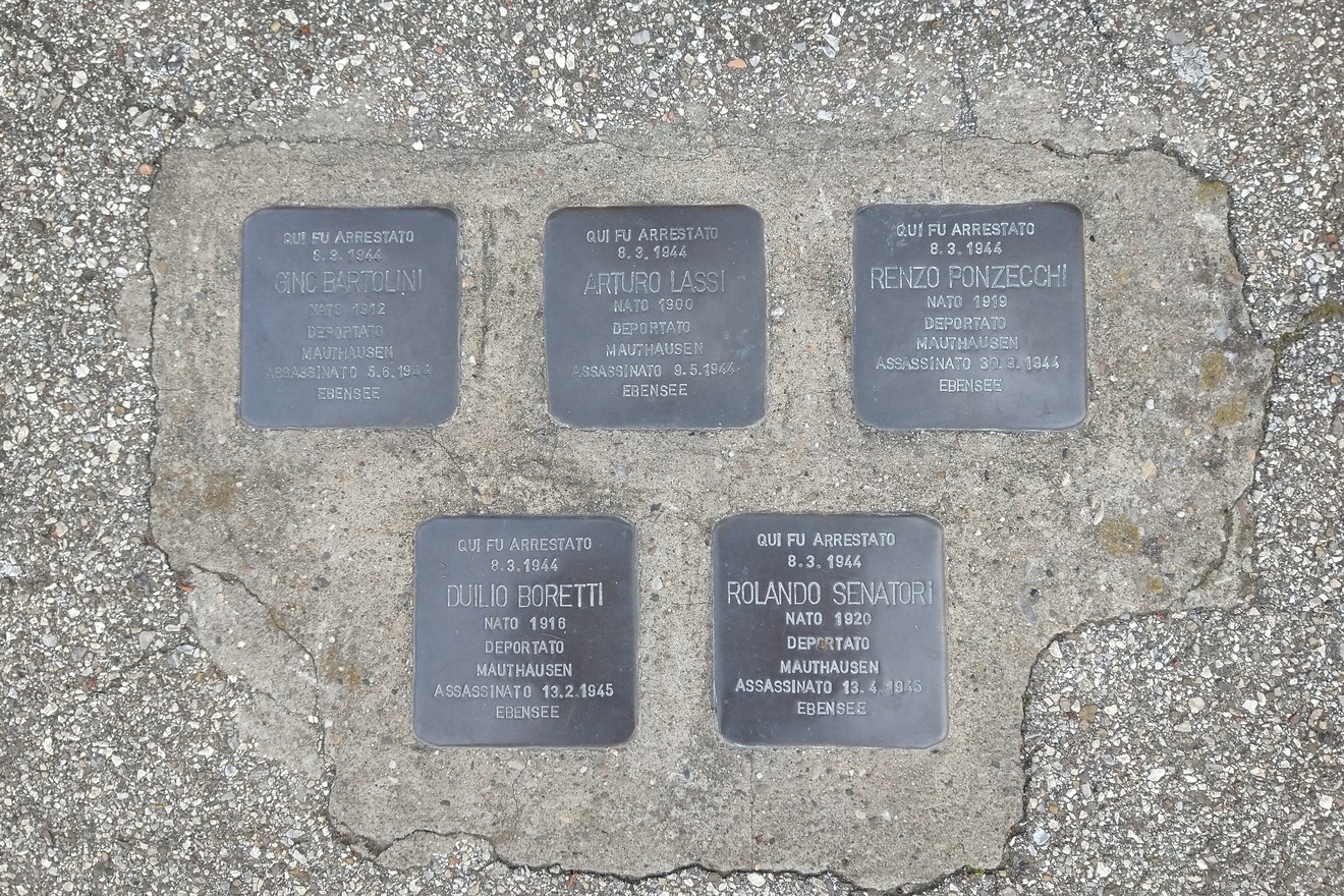 Pietre d'inciampo in memoria di Bartolini, Lassi, Ronzecchi, Boretti e Senatori, vittime della persecuzione nazista.