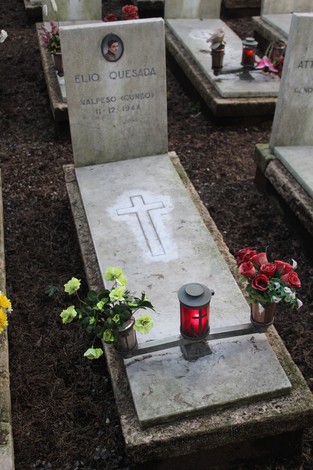 Tombe con fiori e candele in onore dei caduti per la Libertà, simboli di rispetto e memoria.