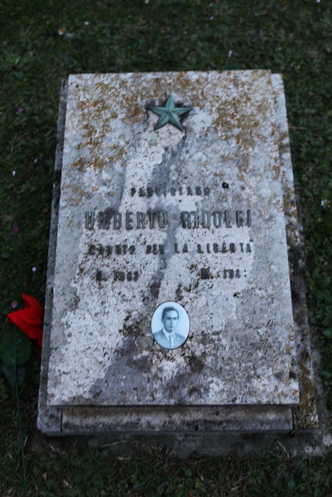 Pietra commemorativa al Sacrario dei partigiani pratesi, in onore dei caduti per la libertà e la giustizia.