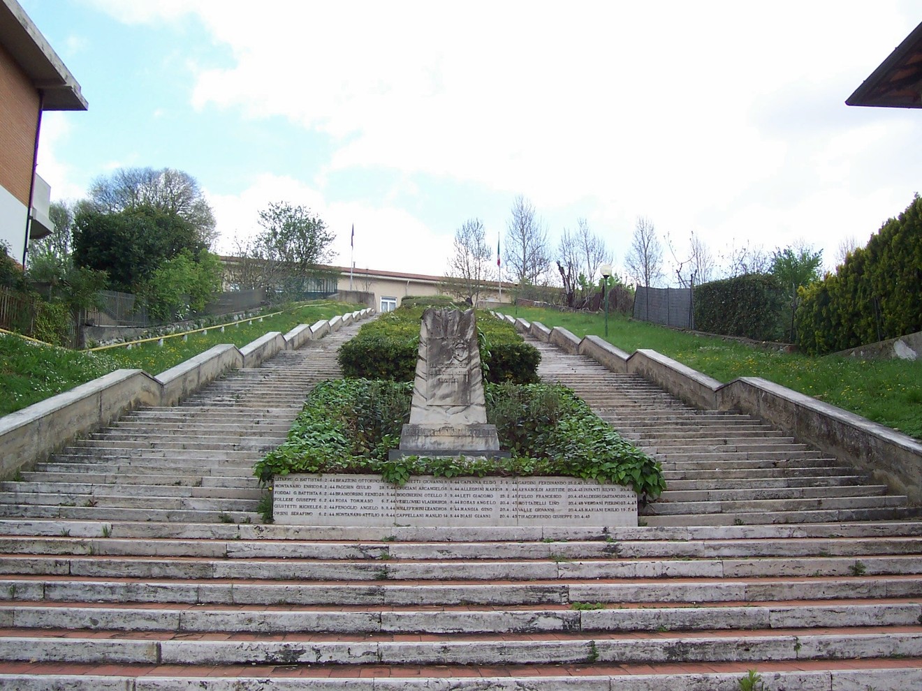 Monumento commemorativo dedicato allo Squadrone "F", situato in una suggestiva area verde.