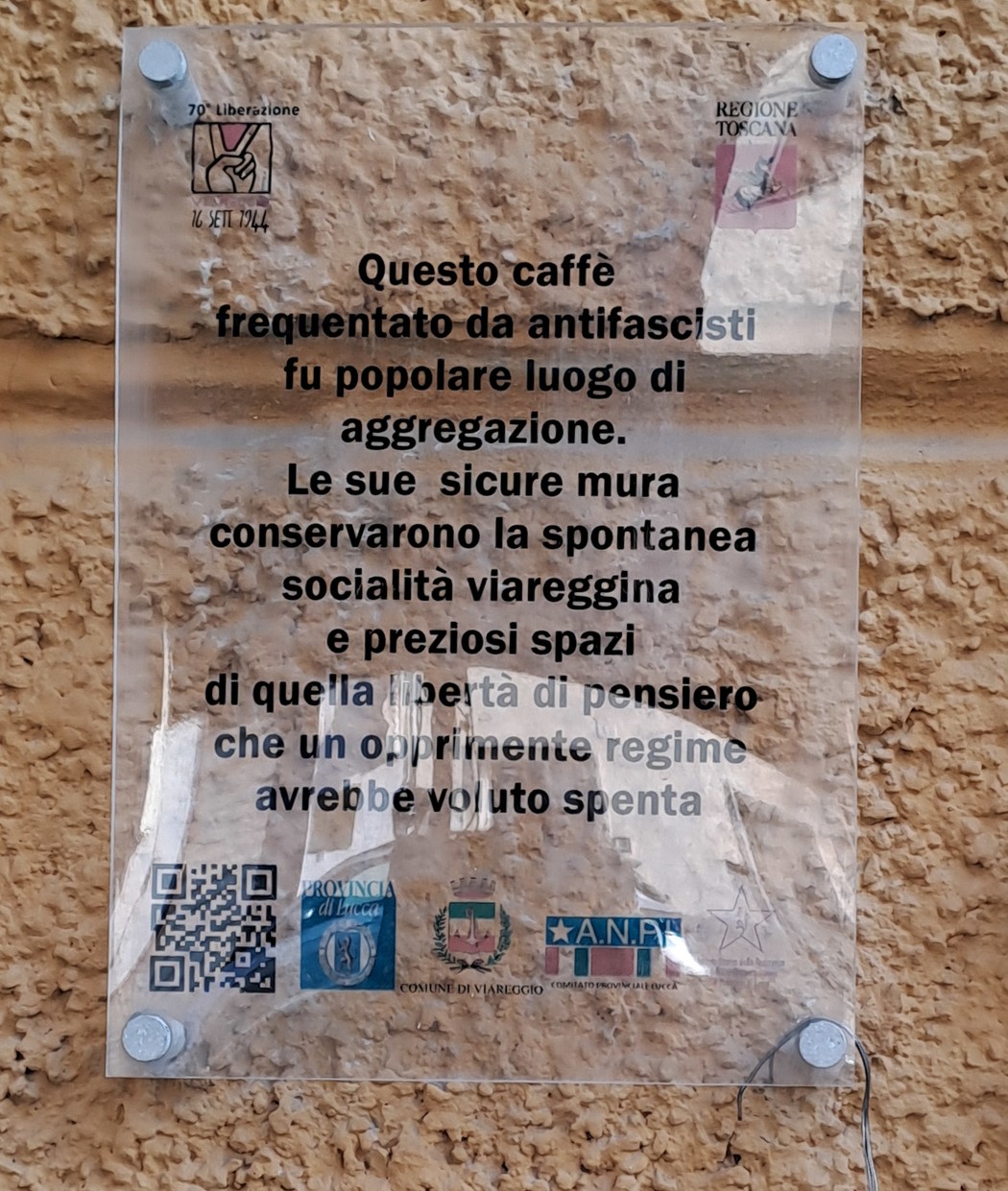 Targa informativa del Caffè Così com'è, luogo di aggregazione per antifascisti e simbolo di libertà di pensiero.