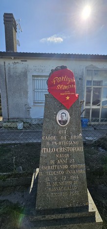 Cippo commemorativo dedicato a Italo Cristofori, partigiano caduto nel 1944, situato a Bagnacavallo.
