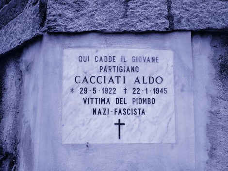 Lapide commemorativa dedicata al partigiano Aldo Cacciati, vittima del nazifascismo.