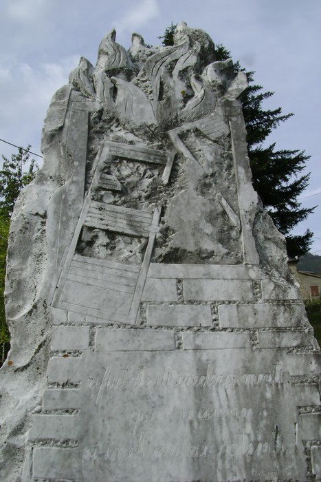 Monumento ai caduti di Mommio, commemorazione in pietra per onorare coloro che hanno sacrificato la vita.