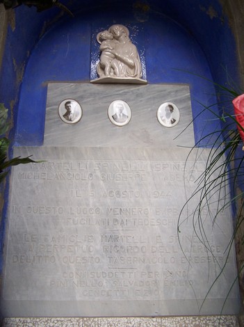 Tabernacolo di Gello, monumento commemorativo con statue e fotografie, caratterizzato da un affetto storico evocativo.