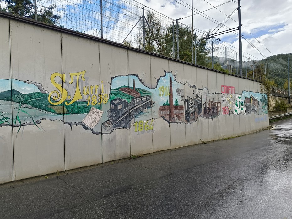 Murale di Pioppe, un'opera che celebra la storia locale attraverso immagini e date significative.