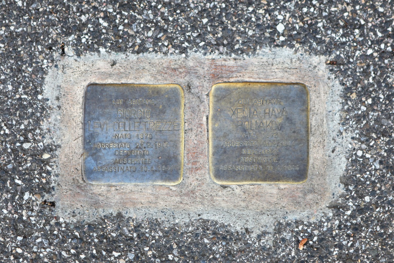 Pietre d'inciampo dedicate a Poliakov e Levi Delle Trezze, in memoria delle vittime della Shoah.