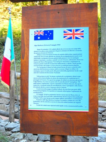 Lapide commemorativa dedicata ai prigionieri australiani, in ricordo degli eventi storici della Seconda Guerra Mondiale.