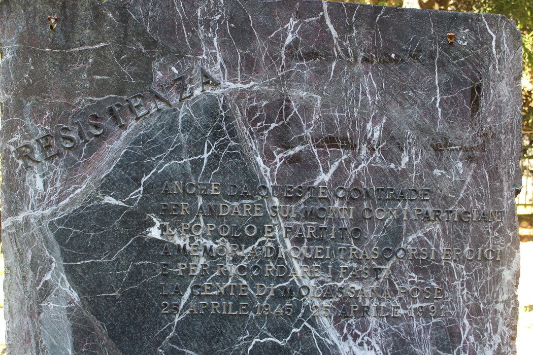 Monumento alla Resistenza, un'architettura commemorativa in un contesto urbano suggestivo.