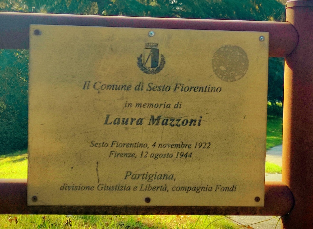 Targa commemorativa per Laura Mazzoni, partigiana, a Sesto Fiorentino.