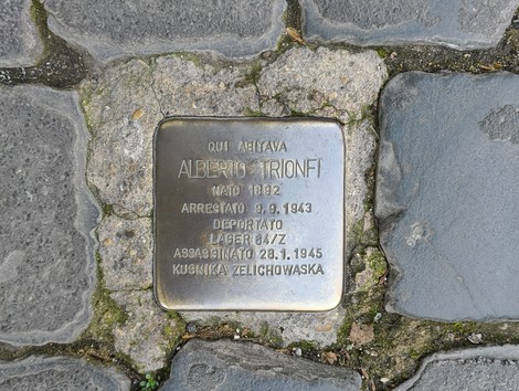Pietra d'inciampo commemorativa dedicata a Alberto Trionfi, con dettagli sulla sua vita e deportazione.