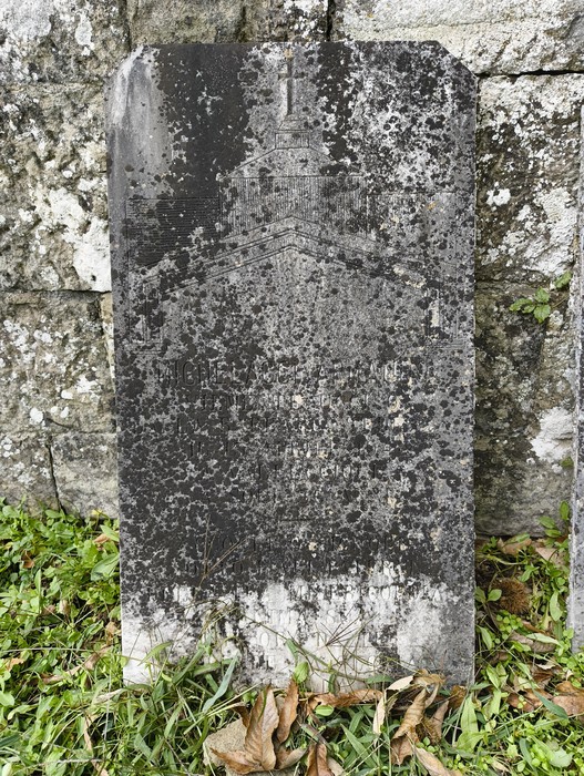 Lapide commemorativa delle vittime dell'eccidio di Vallucciole, simbolo di memoria e resistenza.