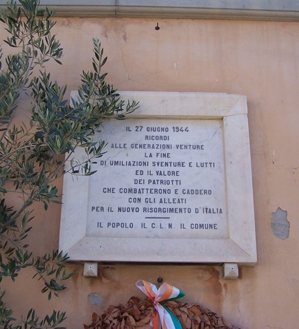 Lapide commemorativa che ricorda le vittime e i patrioti del 27 giugno 1944, simbolo di rinascita per l'Italia.