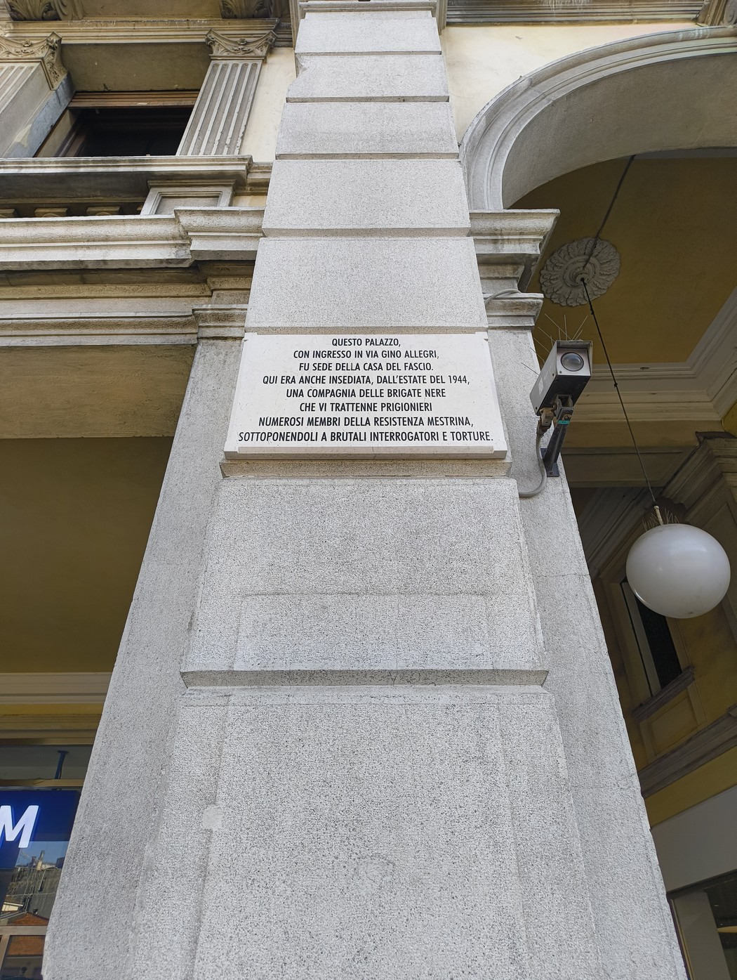 Lapide commemorativa su un edificio, dedicata alle vittime di persecuzioni e torture.