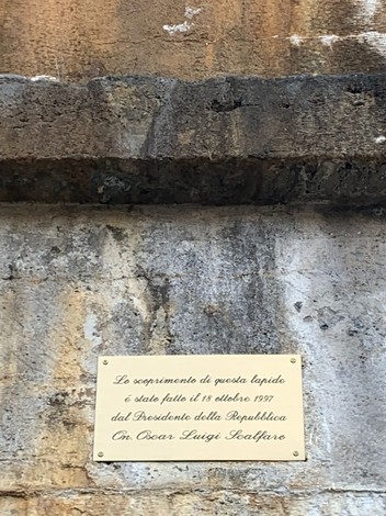 Lapide commemorativa del sabotaggio del ponte dell'Arnodera, inaugurata il 18 ottobre 1997.