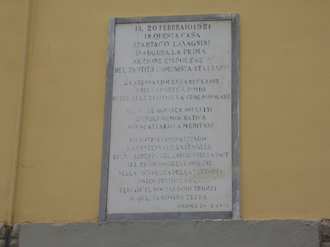 Lapide commemorativa a Lavagnini, inaugurata il 20 febbraio 1921, dedicata al Partito Comunista Italiano.