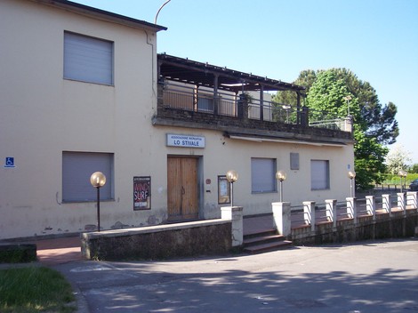 Edificio con lapide commemorativa dedicata ai caduti civili, situato in un contesto urbano tranquillo.