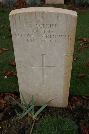 Targa commemorativa di un soldato della Seconda Guerra Mondiale nel Cimitero di Guerra di Arezzo.