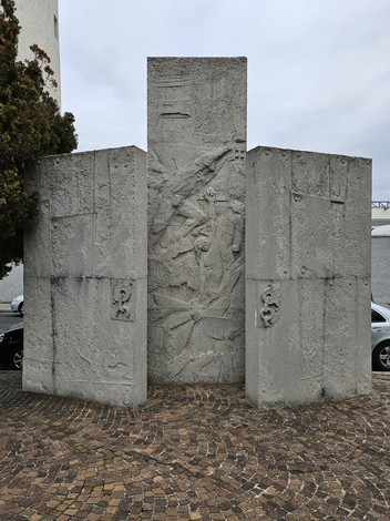 Monumento ai cantierini Caduti nella guerra di Liberazione, realizzato in cemento con rilievi artistici.