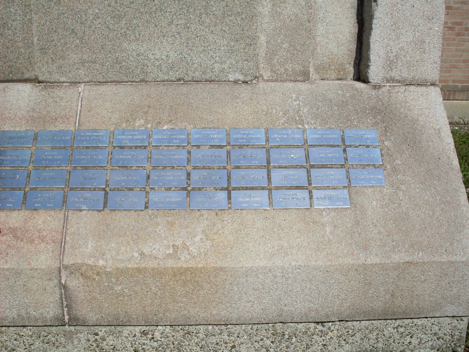 Monumento commemorativo ai caduti di Gualtieri, con targhe di dedica su base in pietra.