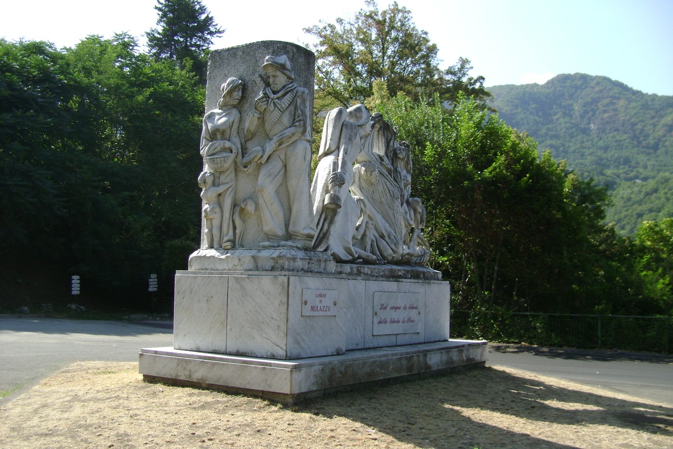 Monumento alla Resistenza: scultura commemorativa dedicata ai partigiani e alla lotta per la libertà.