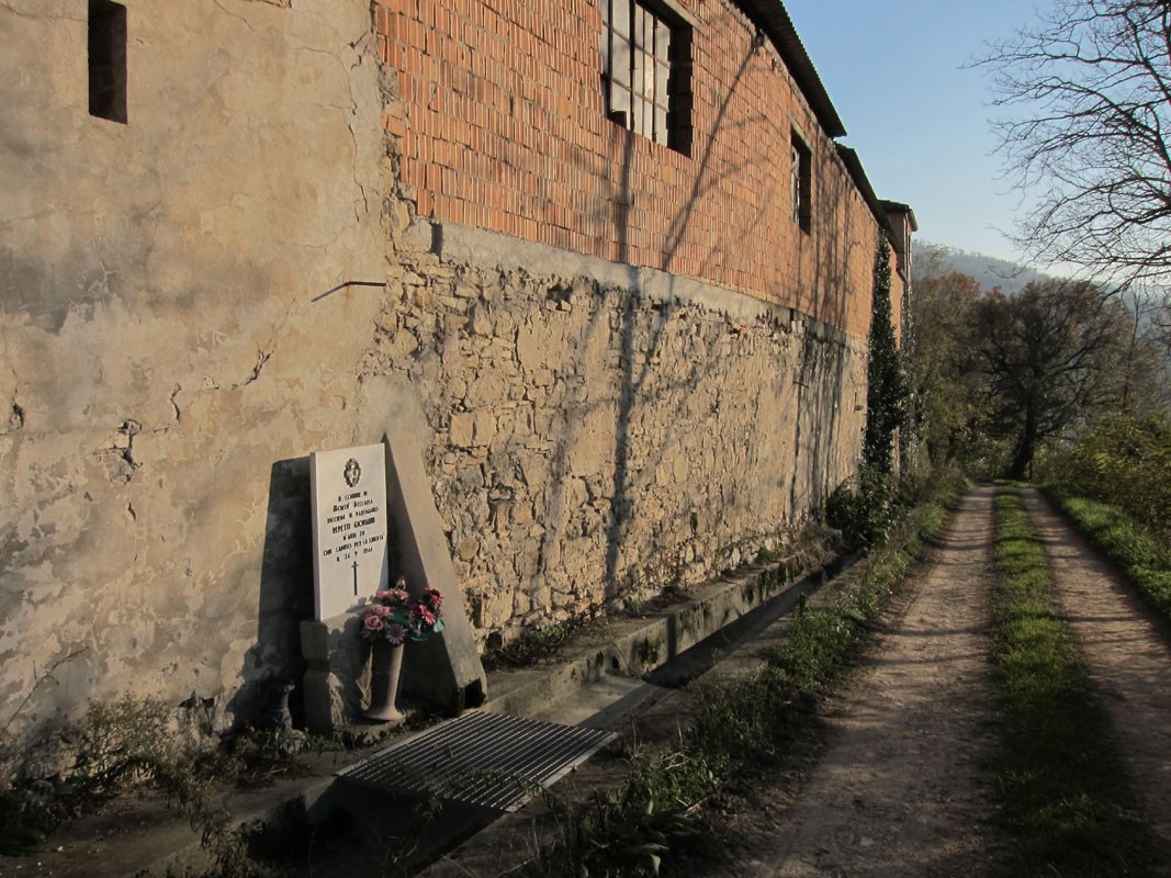 Cippo a Repetti, monumento situato lungo un sentiero, circondato da natura e storicità.