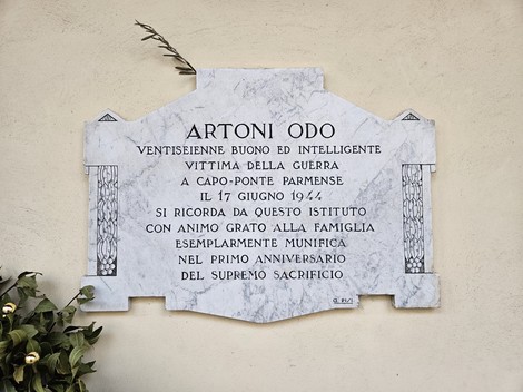 Lapide commemorativa dedicata a Artoni Odo, vittima della guerra, situata a Capo-Ponte.