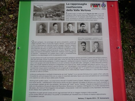 Lapide commemorativa dedicata ai caduti per la Libertà di Vertova, con foto e testi commemorativi.