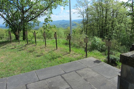 Monumento ai martiri dei Boschi di Ciano, con vista panoramica sulla natura circostante e targhe commemorative.