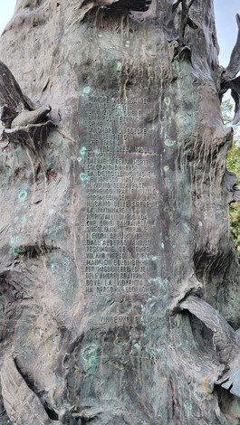 Monumento alla Resistenza, simbolo di lotta e libertà, celebra il coraggio dei partigiani italiani.
