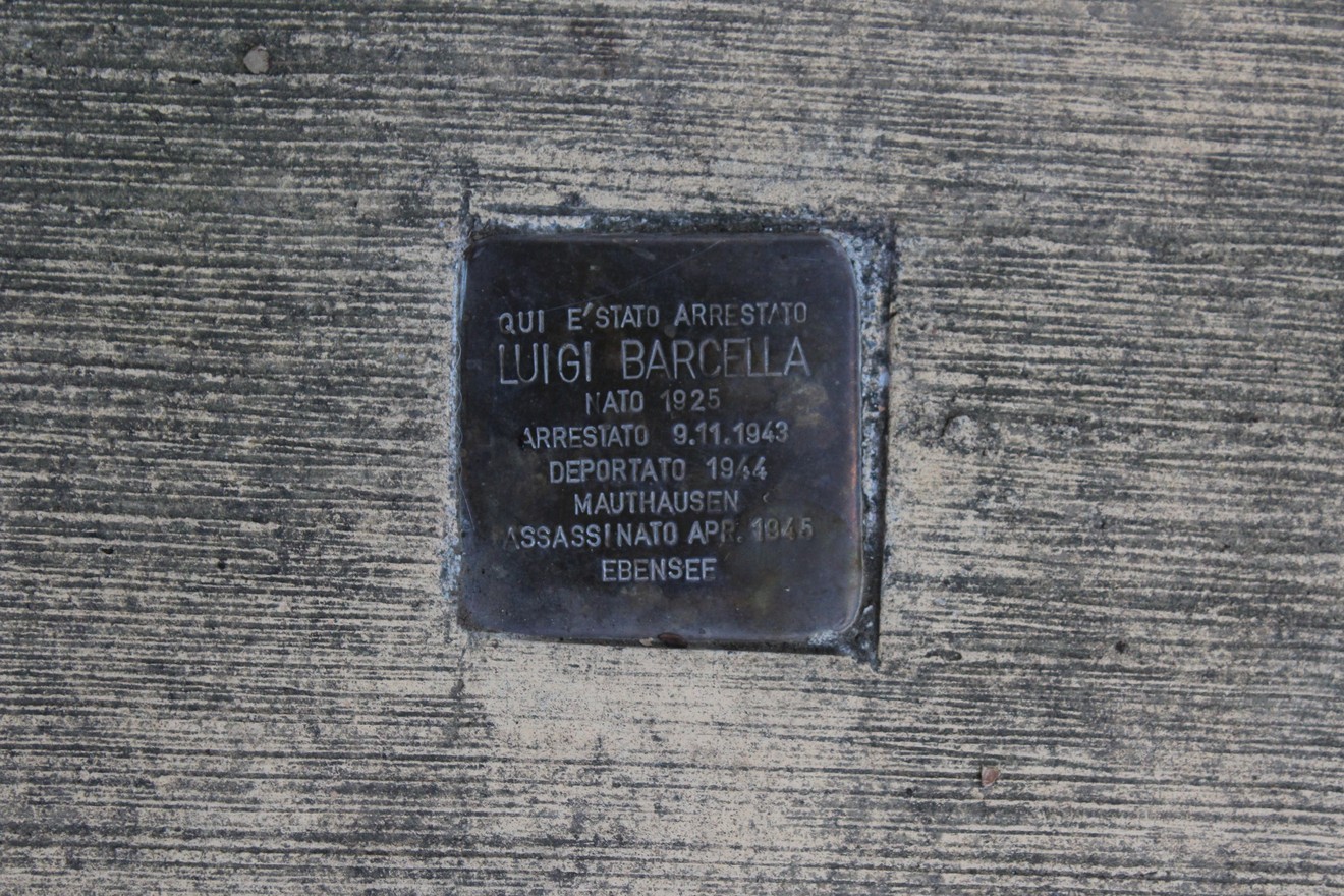 Pietra d'inciampo dedicata a Luigi Barcella nel parco Barcella, commemorazione della sua deportazione e arresto.