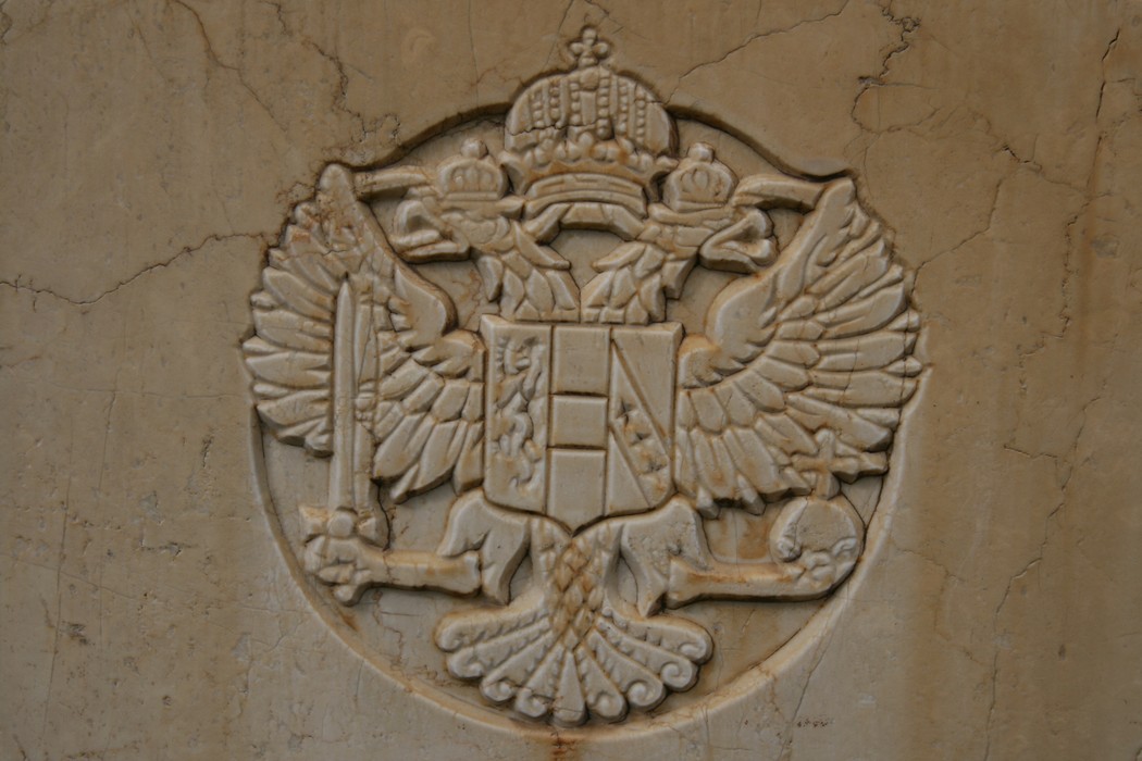Scultura del sigillo su una tomba nel Cimitero Militare di Arezzo. Memoria dei caduti.