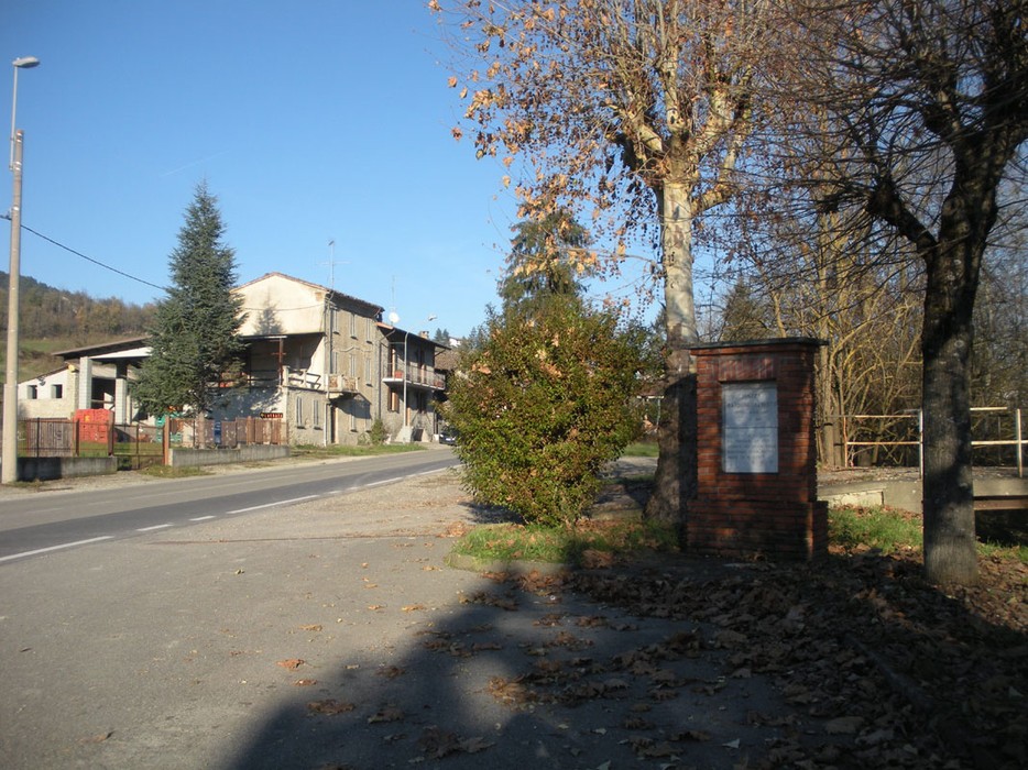 Cippo a Bardone, monumento che segna la storia locale, immerso in un paesaggio autunnale tranquillo.