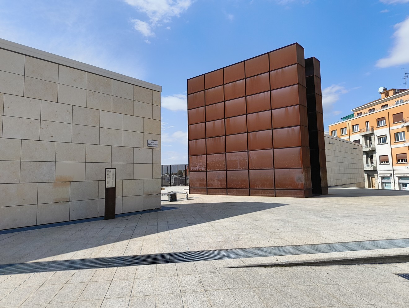 Memoriale della Shoah a Roma, un luogo di riflessione sulla memoria e il rispetto delle vittime della Shoah.
