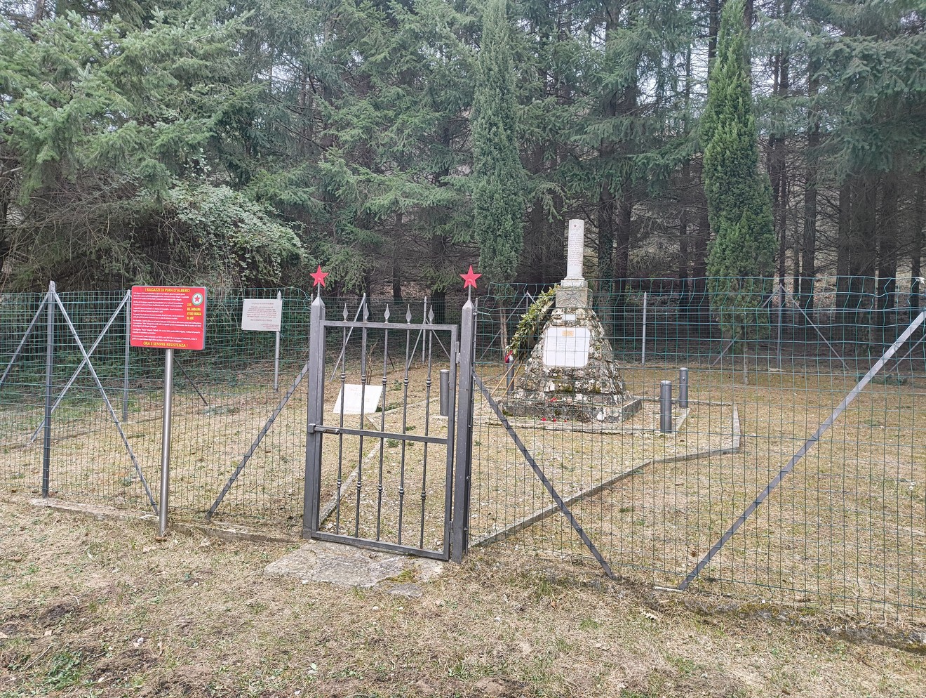 Monumento commemorativo al casolare di Pian d'Albero, immerso nella natura e dedicato alla memoria storica.