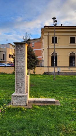Monumento ai caduti civili, testimonianza di memoria storica in un contesto urbano.