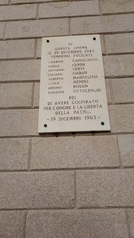 Lapide commemorativa ai martiri dell'Arena Civica, dedicata ai caduti del 19 dicembre 1943.