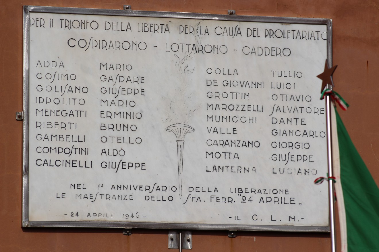 Lapide commemorativa per i caduti della Libertà, dedicata allo Stabilimento ferroviario, con nomi dei caduti.