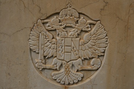 Scultura del sigillo su una tomba nel Cimitero Militare di Arezzo. Memoria dei caduti.