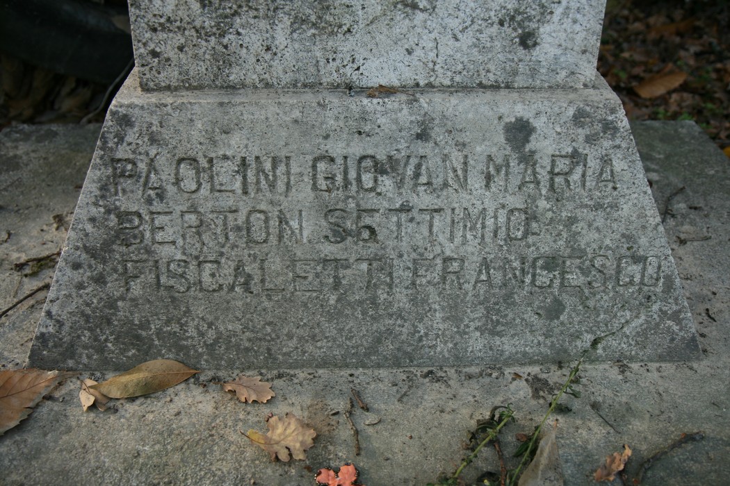 Cippo commemorativo dei partigiani di Santa Lucia, simbolo di resistenza e memoria storica.