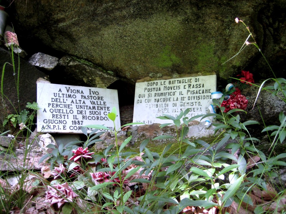 Lapidi commemorative all'Alpe Morcei, onore ai pastori e ai caduti della zona. Riflessione sulla memoria storica.