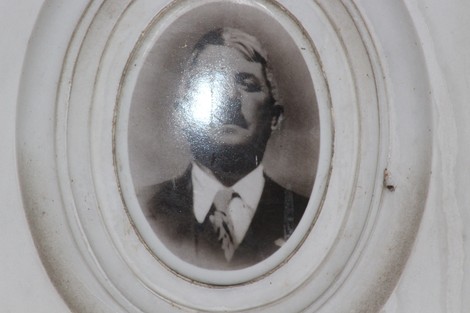 Sacrario dei partigiani di Torbella, commemorazione dei caduti con una foto storica incorniciata.