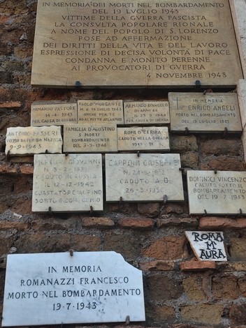 Lapidi commemorative dedicate alle vittime del bombardamento, con nomi e date in memoria dei caduti.