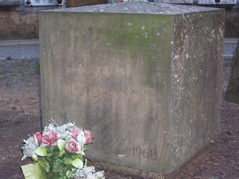 Scultura monumentale dedicata a Nello Traquandi, simbolo di resilienza e memoria collettiva.