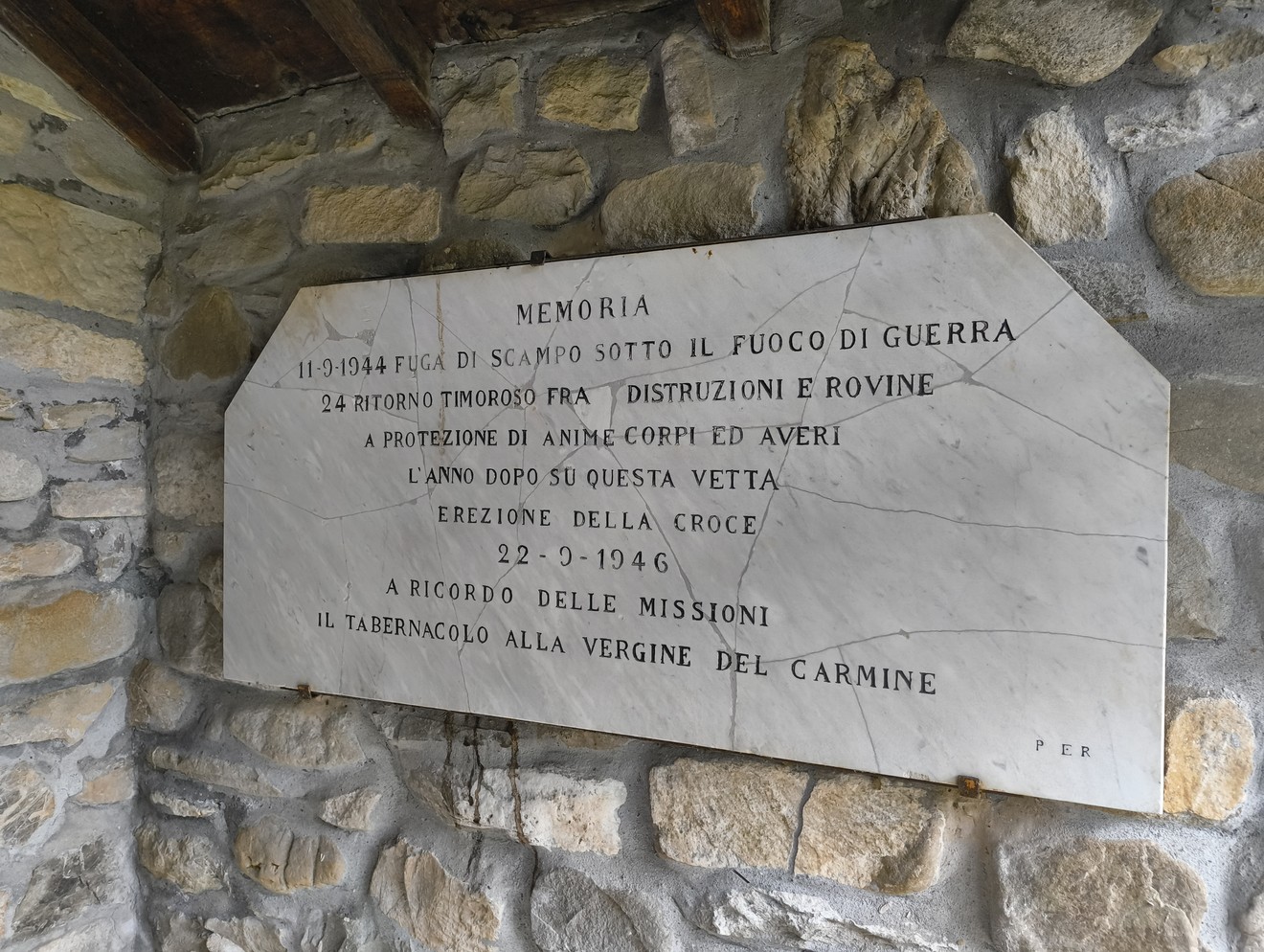 Cappellina commemorativa della fuga dai bombardamenti a Firenzuola, con dedica ai missionari.