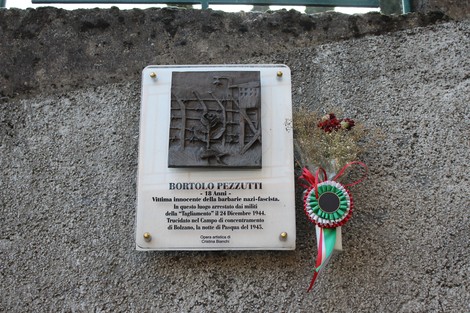 Targa commemorativa a Pezzutti per onorare Bortolo Pezzutti, vittima delle atrocità nazifasciste nel 1944.