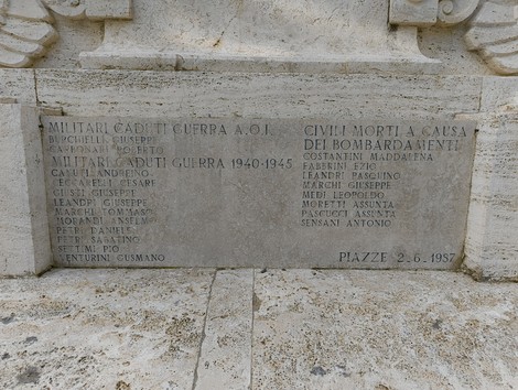 Monumento commemorativo ai caduti, dedicato alle vittime della guerra e dei bombardamenti, situato a Piazze.